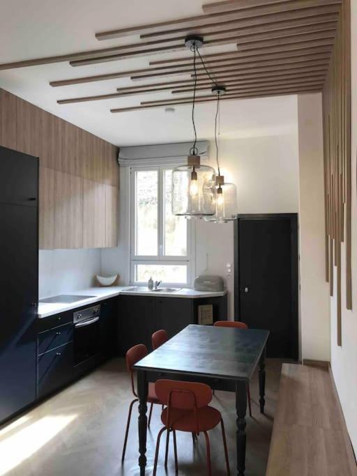 Grand Appartement En Maison De Ville Valréas Esterno foto